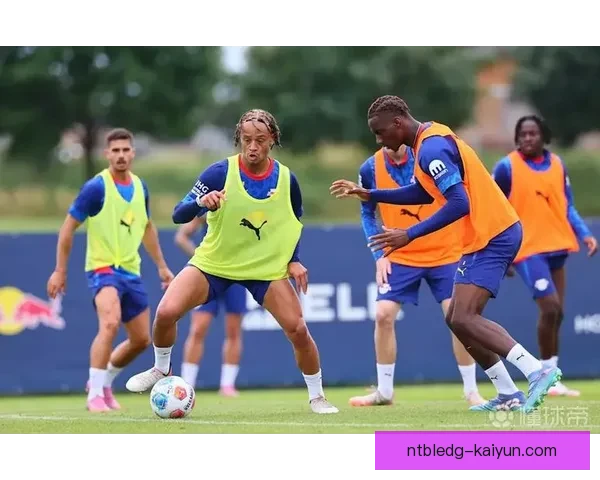 哈维·西蒙斯在巴萨青训期间的表现持续提升，受到广泛关注