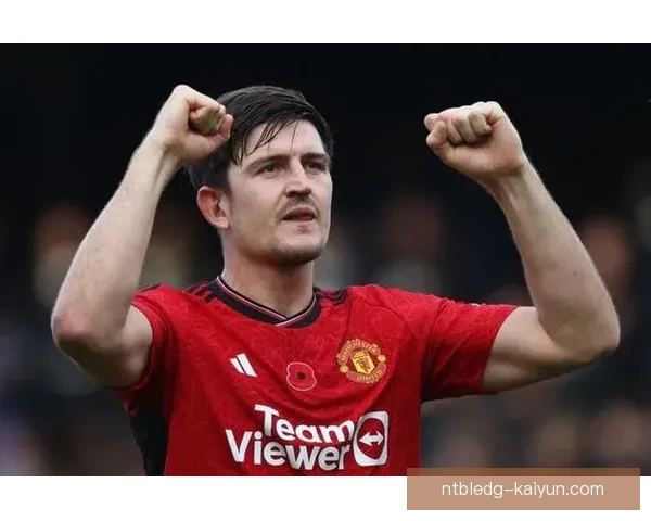 马奎尔在国际比赛中关键表现引发热议，状态回暖值得关注。