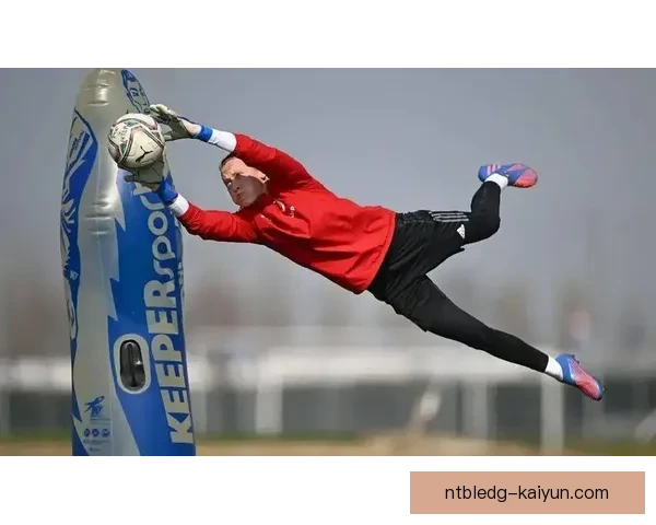 滕哈赫战术执行力持续提升，球队攻防体系日趋稳固